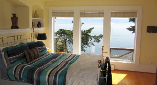 Stones Throw Cottage by BC Island Vacation Homes, Book Feriehus Otter Point Britisk Columbia