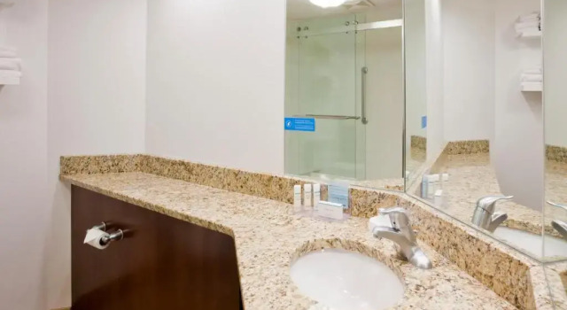Номер Standard с видом на озеро Hampton Inn Duluth-Canal Park