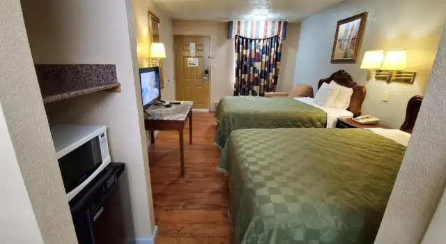 Двухместный люкс с 2 комнатами FairBridge Inn & Suites