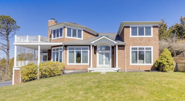 Коттедж с 4 комнатами с балконом Hamptons Home Near Beaches w/ Pool & Water Views!