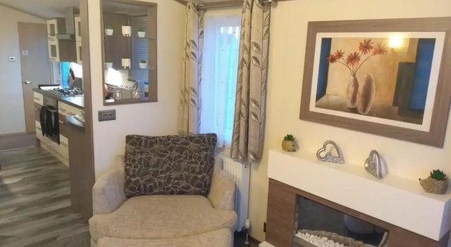 E3 is a 2 Bedroom 6 berth Lodge on Whitehouse Leisure Park in Towyn near Rhyl with Free WiFi, decking and private parking space, Забронировать Гостевой дом Рил Клоид