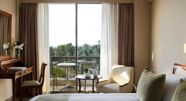 Golden Sun Hotel, Забронировать Отель Отели Глифада с бассейном, рядом с Площадь Эсперидон, Бассейн