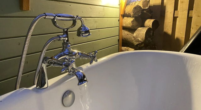 Номер Standard Hobbit Cabin for 2 - Outdoor Bath / Wood Burner