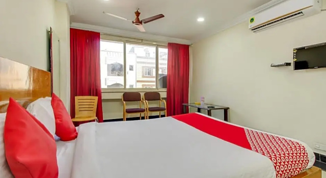 OYO 71957 Hotel Srinivasa Residency, Rezerwuj Hotel Hotele w Andhra Pradesh z parkingiem, Parking