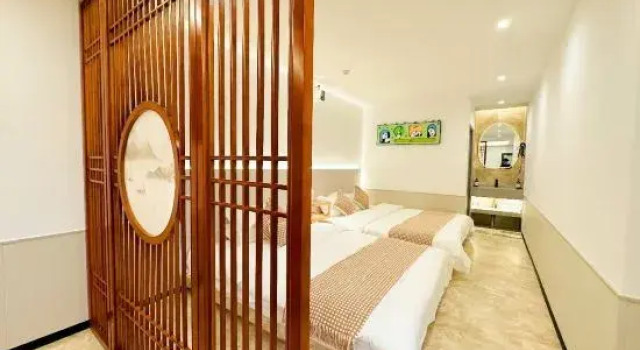 Кровать в общем номере с красивым видом из окна Lunas Villa ·HUAN YING LIN SHE | Modern Aesthetic Leisure Homestay