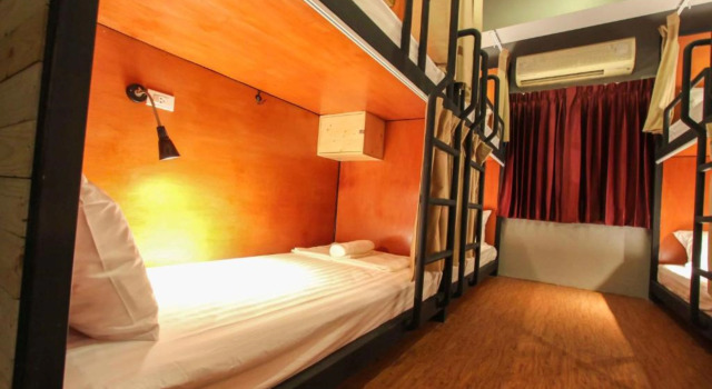 Кровать в общем номере ThongLor Travellers Hostel and Cafe