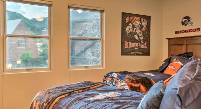 Downtown Manitou Springs Home: Tranquil Creek View, Забронировать Отель Отели и гостиницы Маниту-Спрингса, Отель