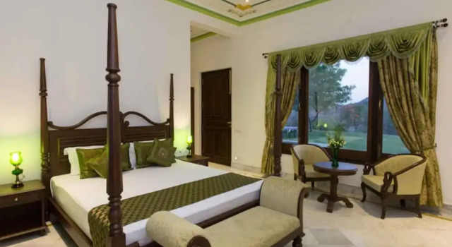 Luksus- dobbelt værelse med altan Devraj Villa-A Luxury Homestay with Pool