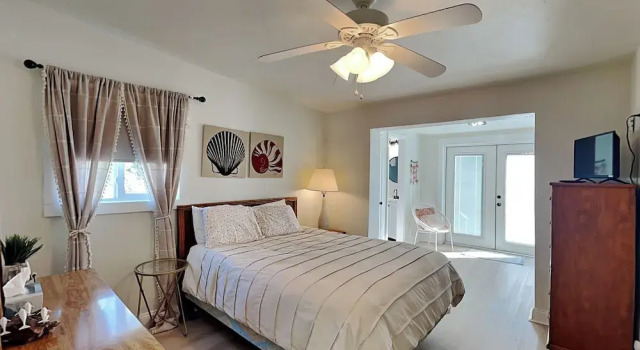 Bathing Suit Beach Bungalow by Distinctive Beach Rentals, Book Feriehus Hoteller i Ormond-by-the-Sea med parkering, Parkering