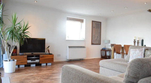 2 Bedroom Apartment With River Views Near Canary Wharf and City