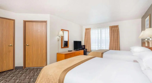 Четырёхместный номер Standard Wyndham Garden Madison Fitchburg