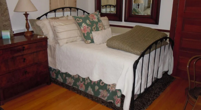 Кровать в общем номере The Giraffe Inn at Old Parks Manor