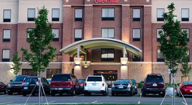Номер Deluxe Hampton Inn & Suites Detroit-Canton