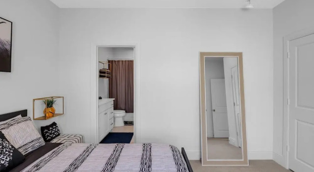 Modern 3br In Bishop Arts Walk To Shops & Dining 3 Bedroom Duplex