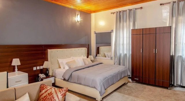 Номер Deluxe EZRA BOUTIQUE HOTEL by The Weekender