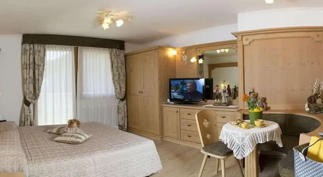 Wellness Hotel Lupo Bianco, Забронировать Отель Отели Канацеи с бассейном, рядом с Гондольный подъёмник Пьян Фратачес-Гердеча (нижняя станция), Бассейн