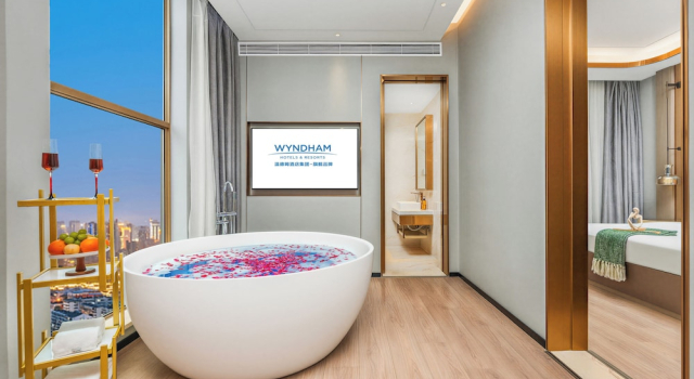 Люкс Grand Ramada Encore by Wyndham-Guangzhou Baiyun Railway Station-International Clothing Market Flagship Hotel