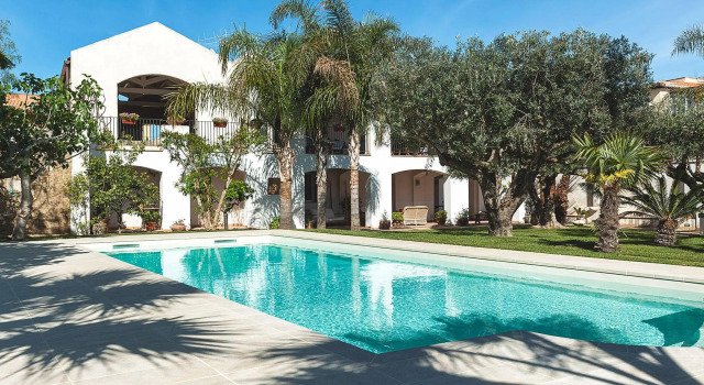 Elegant flat in villa with pool and garden, just a few kilometres from the sea!