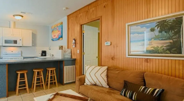 CG Beach Bungalow #3, Забронировать Отель Отели Норт-Миртл-Бич с парковкой, рядом с Заповедник Расселл-Берджесс-Костал, Парковка