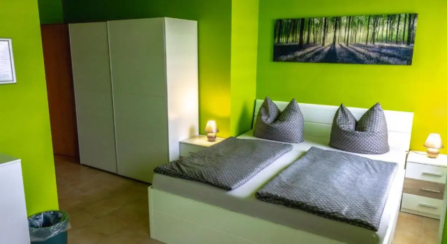Pension Village, Prenota Hotel Hotel a Garz con parcheggio, Parcheggio