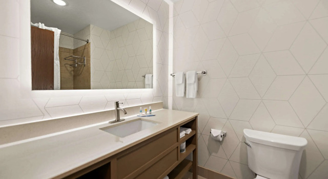 Двухместный люкс Comfort Suites Hudson I-94