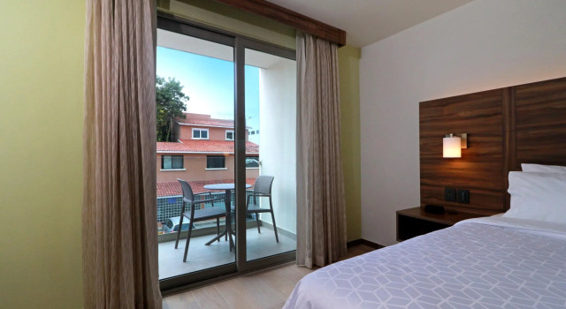 Двухместный люкс с балконом Holiday Inn Express And Suites Playa Del Carmen