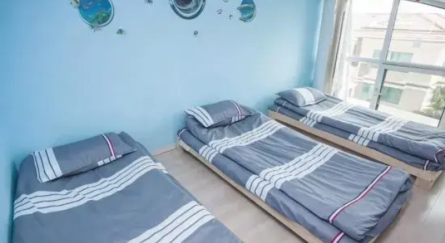 Кровать в общем номере (мужской номер) A youth hostel·B&B with sea views (Golden Beach Beer City)