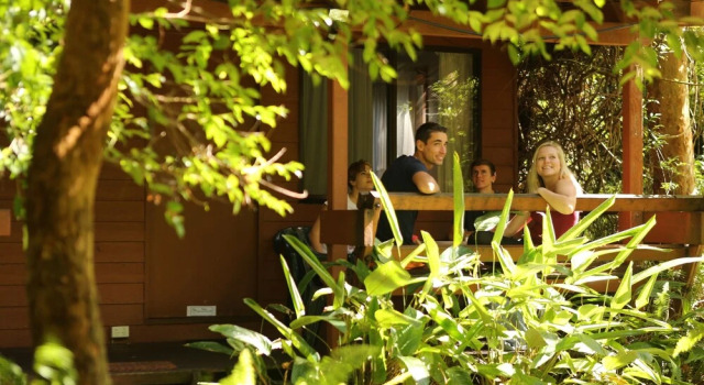 Кровать в общем номере с балконом Samurai Beach Bungalows