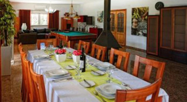 Вилла с балконом Aroeira Villa Sleeps 10 with Pool