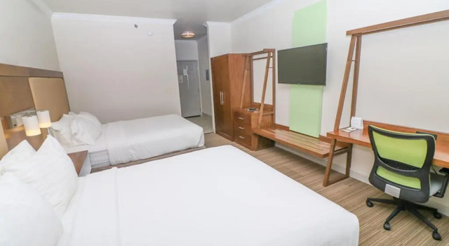Четырёхместный номер Standard Holiday Inn Express Hotel & Suites Greenville by IHG