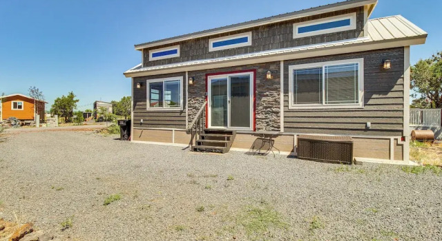 Коттедж 2 Mi to Rainbow Lake: Lovely Lakeside Tiny Home