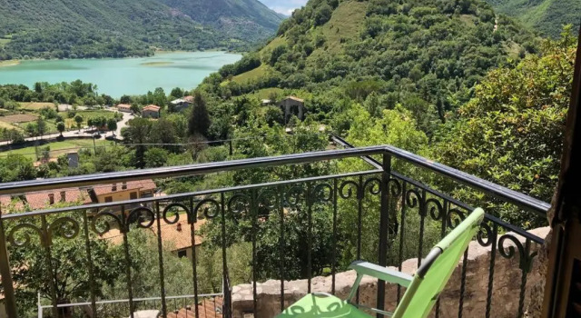 Stanza con terrazzo Vista Lago - Lake View Room with terrace, Rezervovat Hotel Castel di Tora 