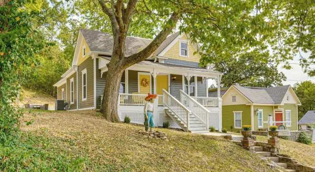 Коттедж Walk Downtown: Historic Home in Excelsior Springs