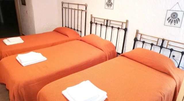 House With 4 Bedrooms in Guadix, With Wonderful Mountain View, Enclosed Garden and Wifi Near the Slopes, Varaa Hotelli Darro Granada