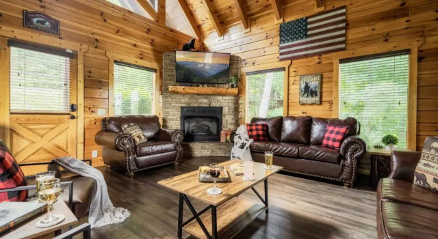 Bear Time Cabin - Scenic Mountain View, Firepit, Hot Tub, Theater, 4BR 3BA Sleeps 14