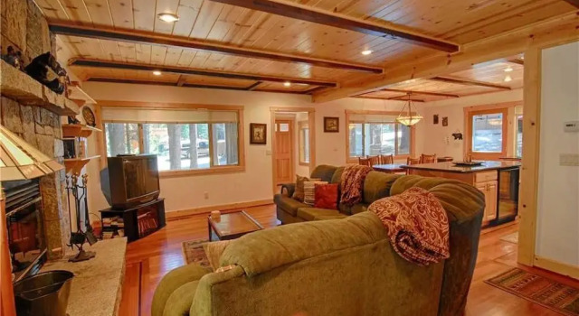 Lazy Bear Lodge W/huge Deck and Hot Tub! #247, Забронировать Отель Отели Хоумвуд 3 звезды, 3*