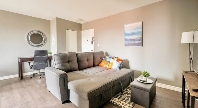 2BR Apt w King Bed and Netflix- Prime Location, Varaa Hotelli Hamilton 
