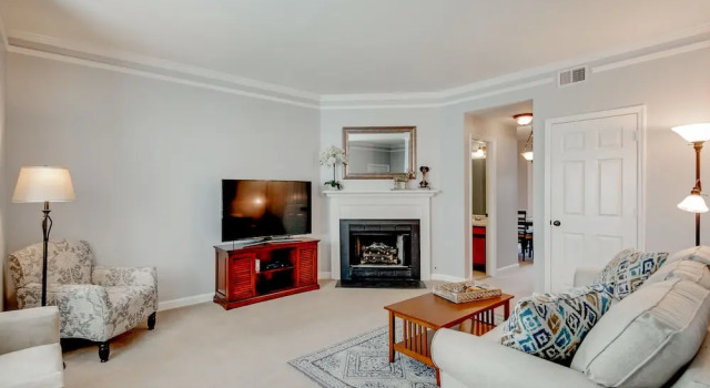 Long Blvd Condo Unit E3 - 2 Br Condo