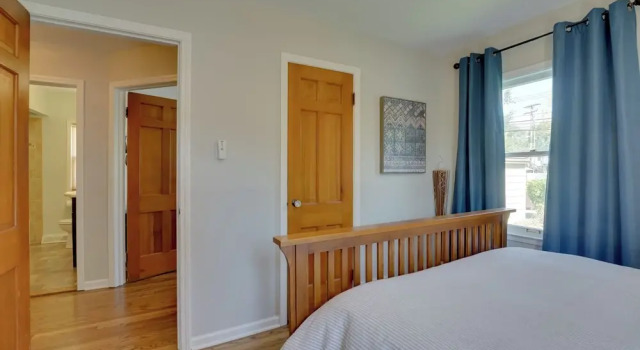 5 Mi to Downtown: Royal Oak Bungalow!, Забронировать Отель Отели Ройал-Оук 3 звезды, 3*