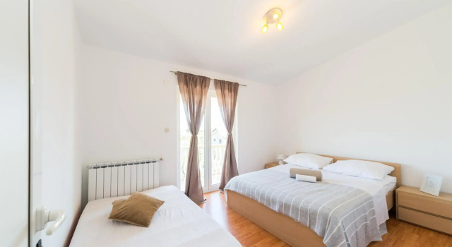 Crowonder Sun&Fun Holiday House with Large Swimming Pool, Playroom and Garden, Забронировать Отель Бибинье Задарская жупания, рядом с Пляж Бибиньски Мликарич