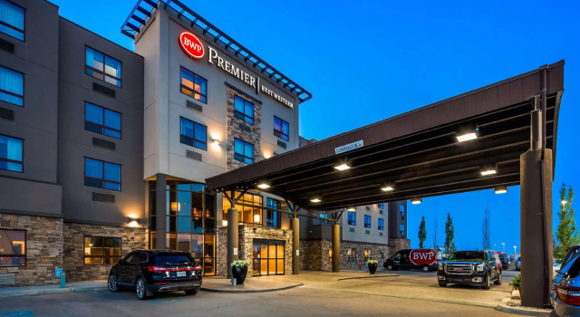 Кровать в общем номере Best Western Premier Freeport Inn Calgary Airport
