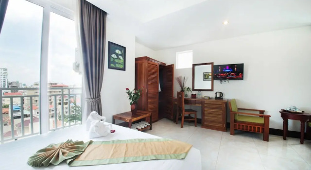 Трёхместный семейный номер Standard c 1 комнатой с балконом и с видом на город Relax Hotel
