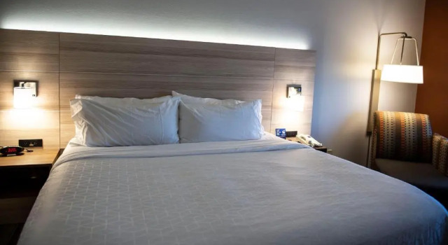 Номер Standard Holiday Inn Express Hotel & Suites Sedalia by IHG