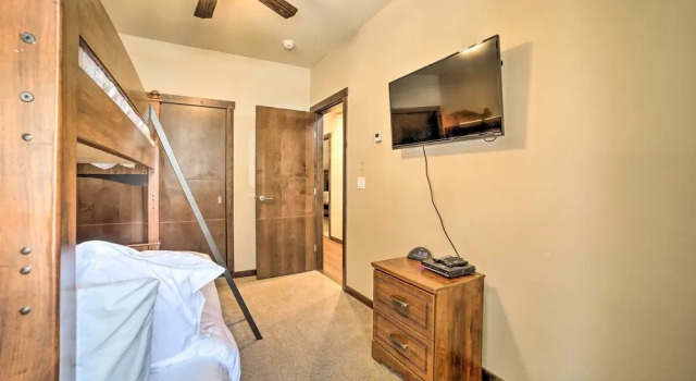 Modern Mammoth Lakes Condo: Ski, Hike, & More!, Забронировать Апартаменты/квартира Апартаменты Маммот-Лейкс, рядом с Поле для гольфа Snowcreek, Апартаменты/квартира