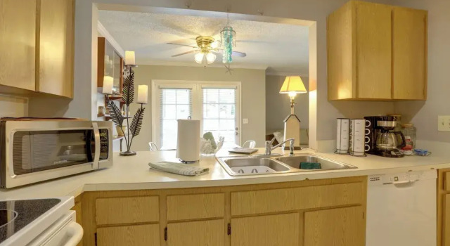 Seminole Townhome: Easy Access to Beaches!, Book Hotel Hoteller i Seminole med parkering, Parkering