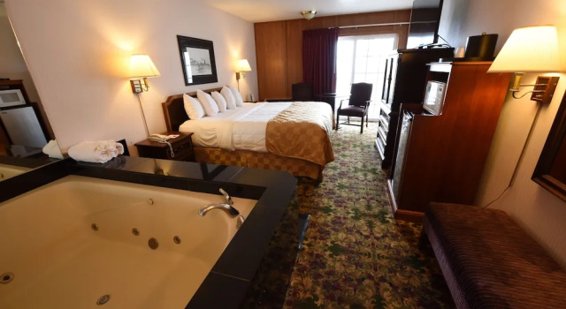 Двухместный номер Deluxe с балконом и с видом на озеро Clarion Hotel Mackinaw City Beachfront
