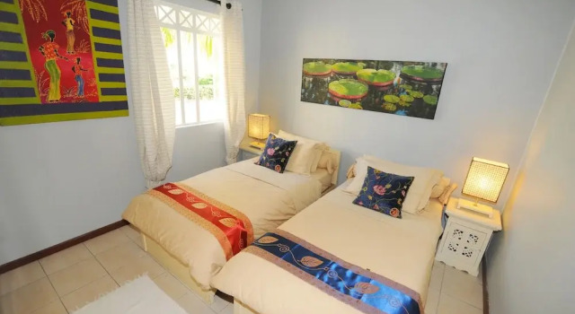 LES Condos in Beautiful Complex With Pool, Near the Beach, Забронировать Дом для отпуска Бейн-Боф Северное побережье Маврикия, рядом с Пляж Bain Boeuf