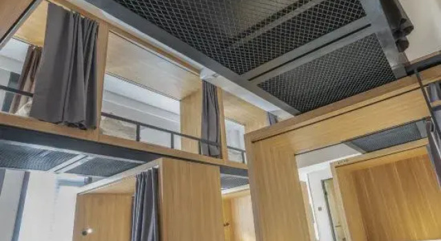 Кровать в общем номере WeLight Hotel