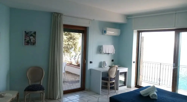 Двухместный номер Standard с балконом и с видом на море LIncanto Suites Ischia