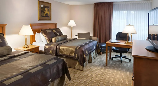 Четырёхместный номер Standard с балконом Bismarck Hotel and Conference Center